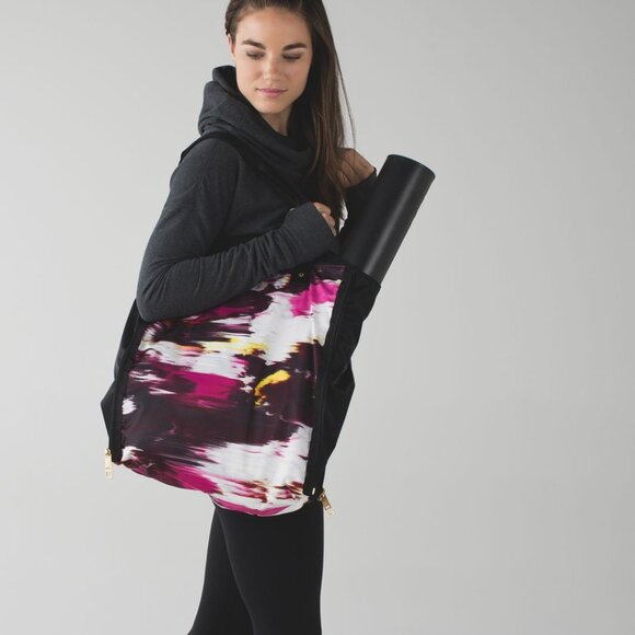 LULULEMON - Set of 3 Bags - ALL NWT Bring it Om Tote & In The Present Pouches - Picture 10 of 14